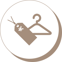 値札やハンガーの色で料金を確認する